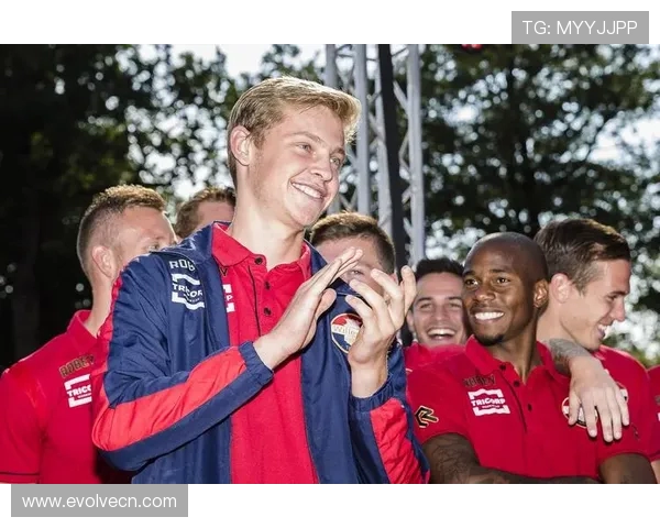 弗伦基·德容：从天才少年到世界级中场的成长历程与未来展望