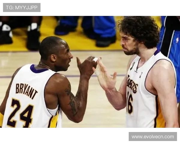 2001年NBA总决赛回顾魔术队与湖人队的激烈对抗与精彩瞬间