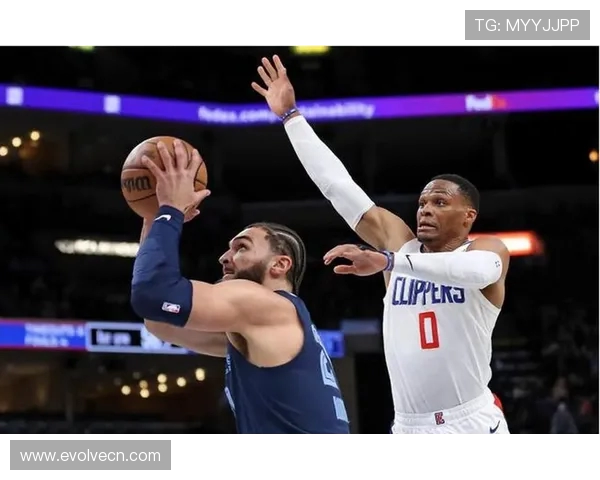 2020年8月快船对决激烈战况回顾与精彩瞬间分析 2020年8月快船对决激烈战况回顾与精彩瞬间分析